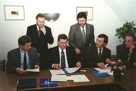 La signature du contrat  1996
